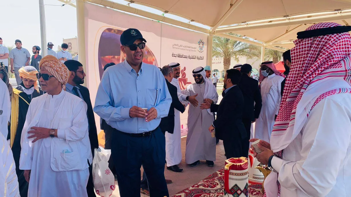 مدير عام التدريب التقني والمهني بمنطقة مكة المكرمة يقف على العملية التدريبية في الكلية التقنية بجدة ويدشن فعاليات أسبوع القهوة