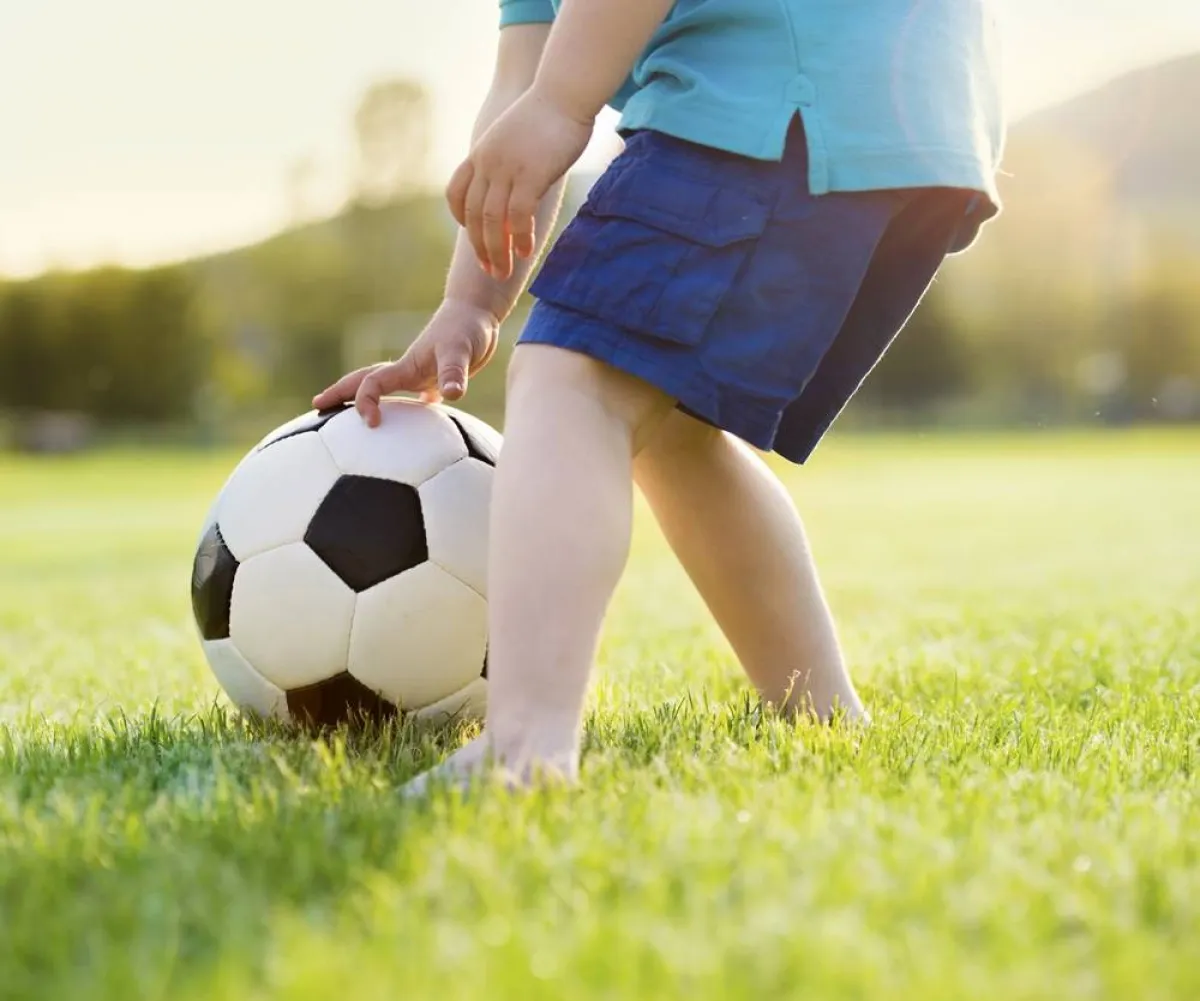 صورة لطفل يحب كرة القدم كنوع من الرياضة