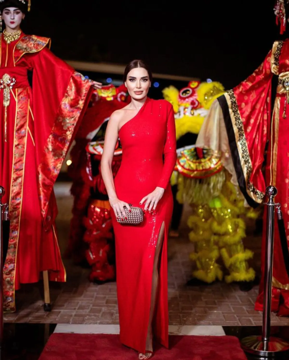 سيرين عبد النور ترتدي فستانا أحمر طويلا