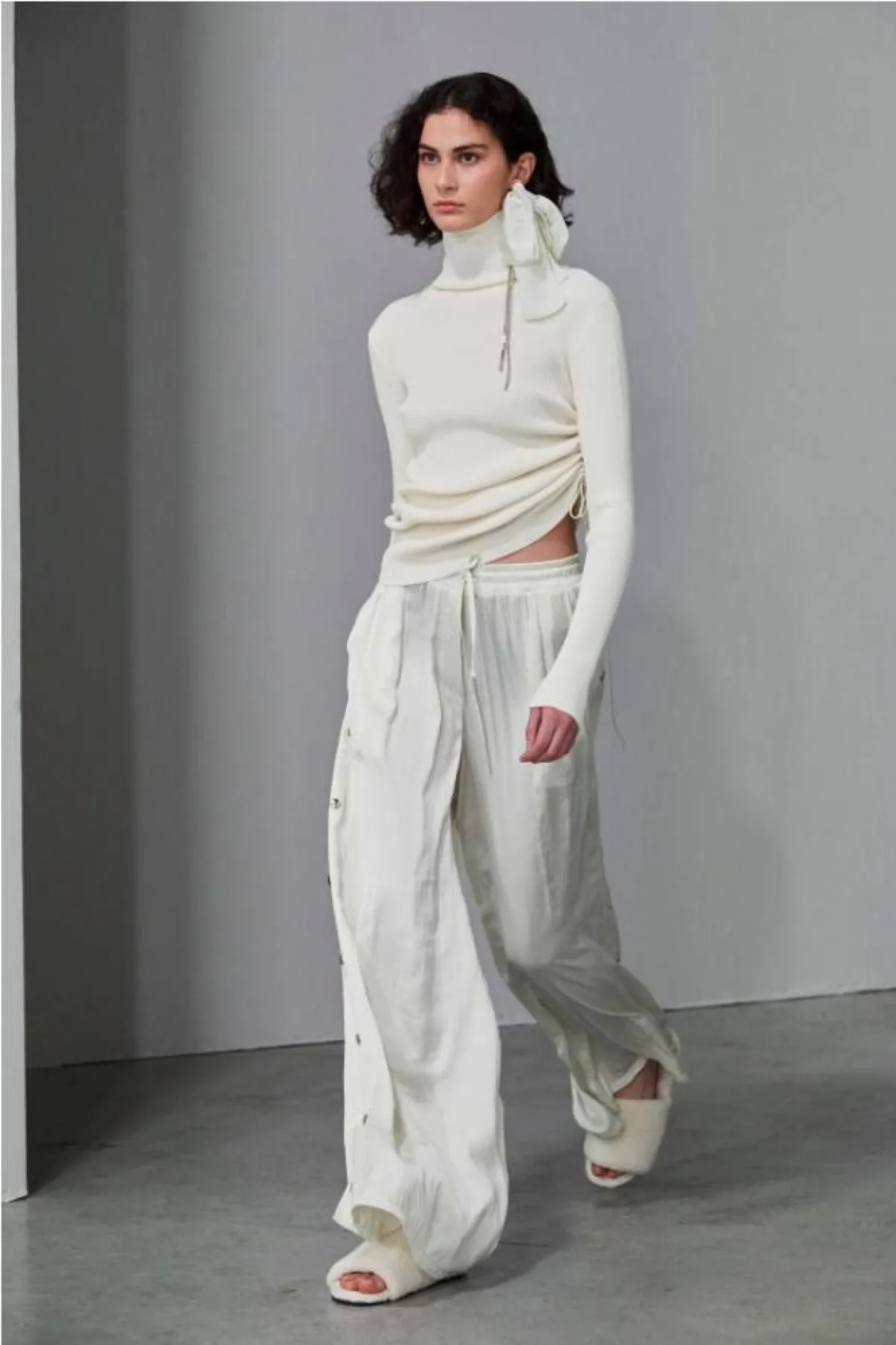 إطلالات مونوكروم باللون الأبيض من إي سي 9  AC 9