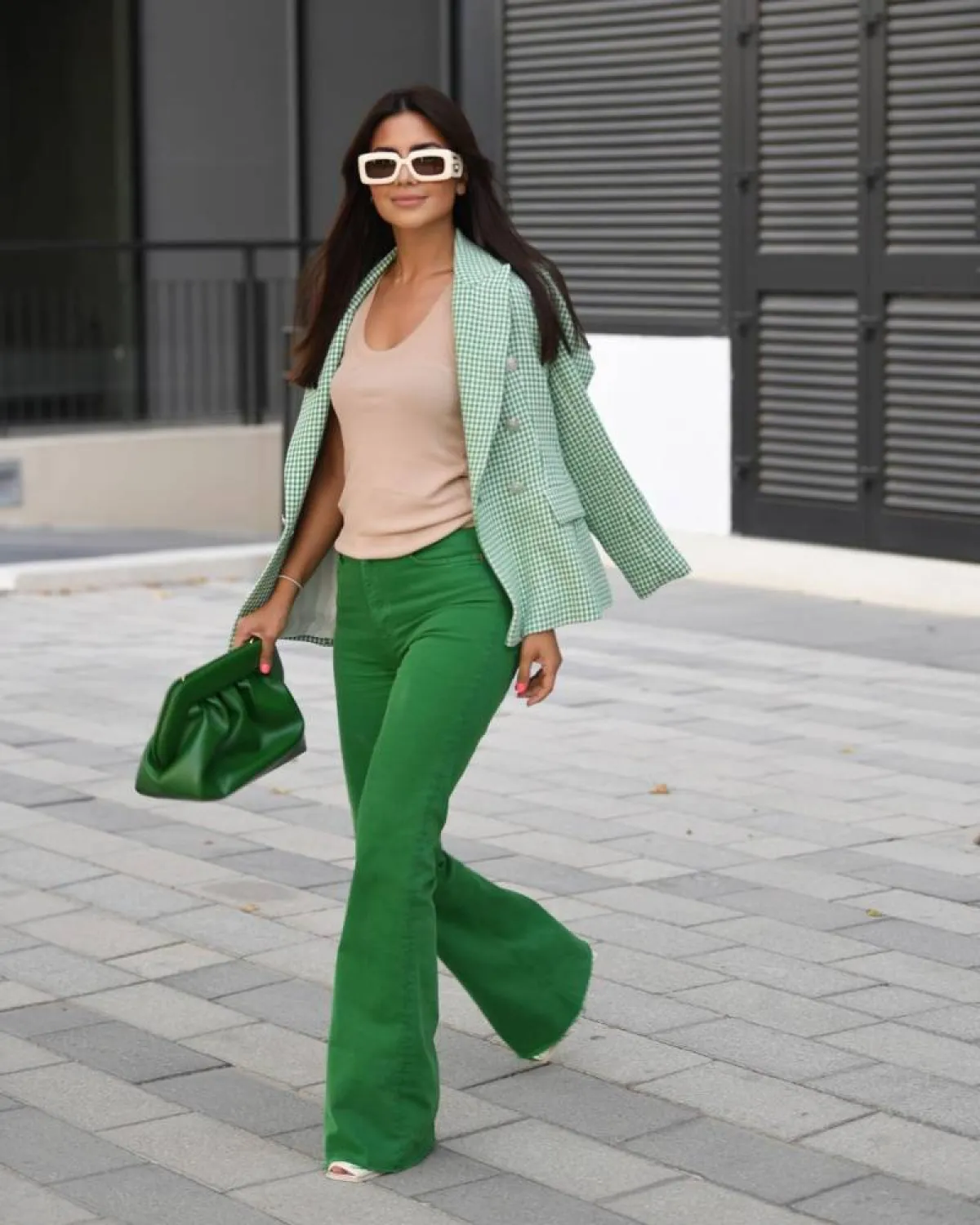 ديما الأسدي بإطلالة عملية عصرية  