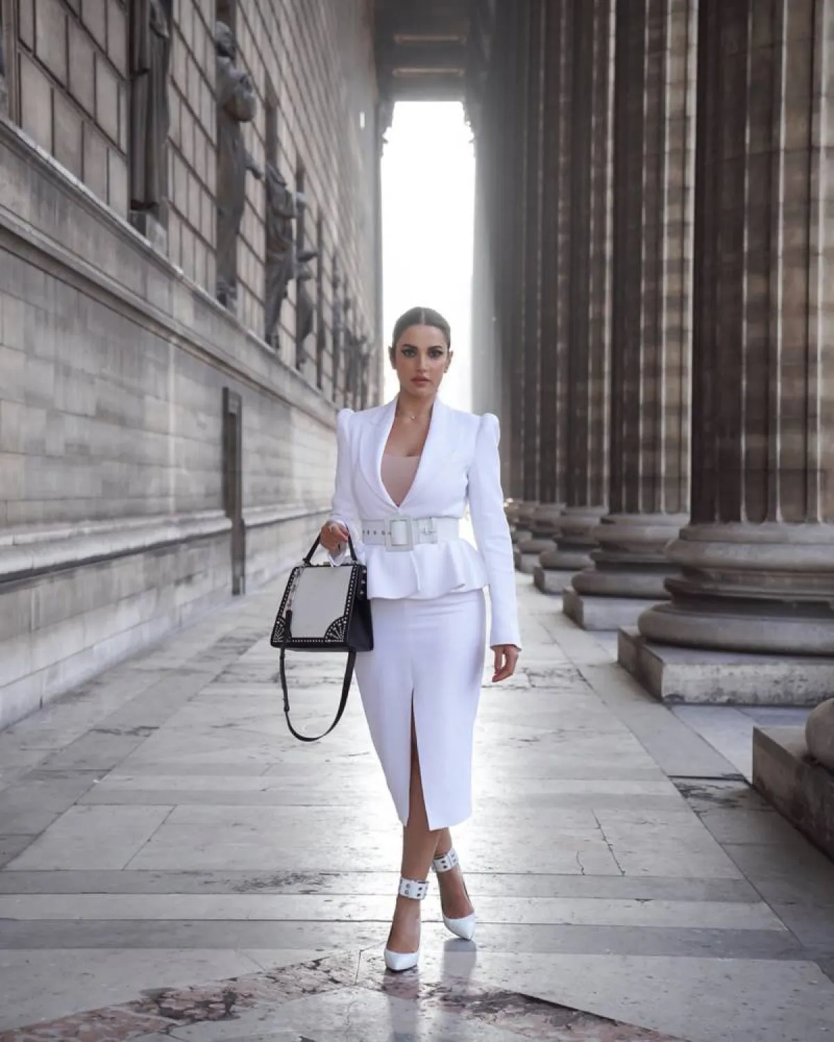 درة زروق بإطلالة عملية أنيقة  