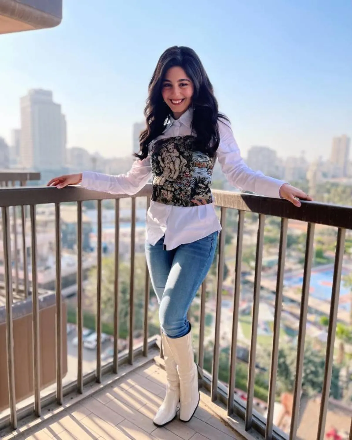 مايان السيد بإطلالة أنثوية  