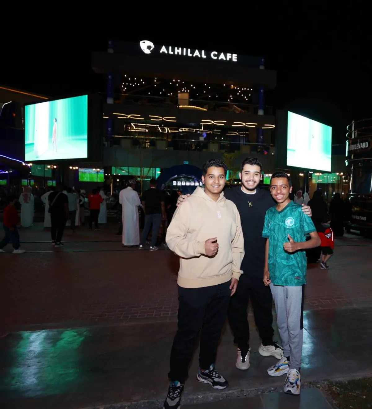 فرحة كبيرة واحتفالات في بوليفارد رياض سيتي بعد تأهل المنتخب السعودي لكأس العالم 2022