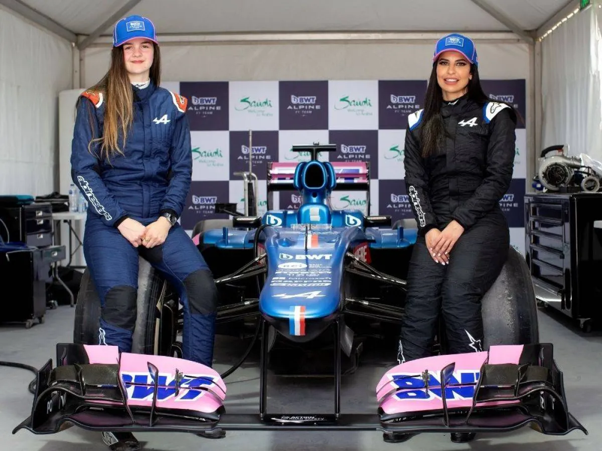  أسيل الحمد والسائقة  آبي بولينغ