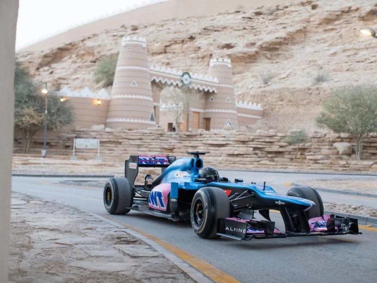 جولة السائقتان أسيل الحمد والسائقة  آبي بولينغ في معالم العاصمة الرياض