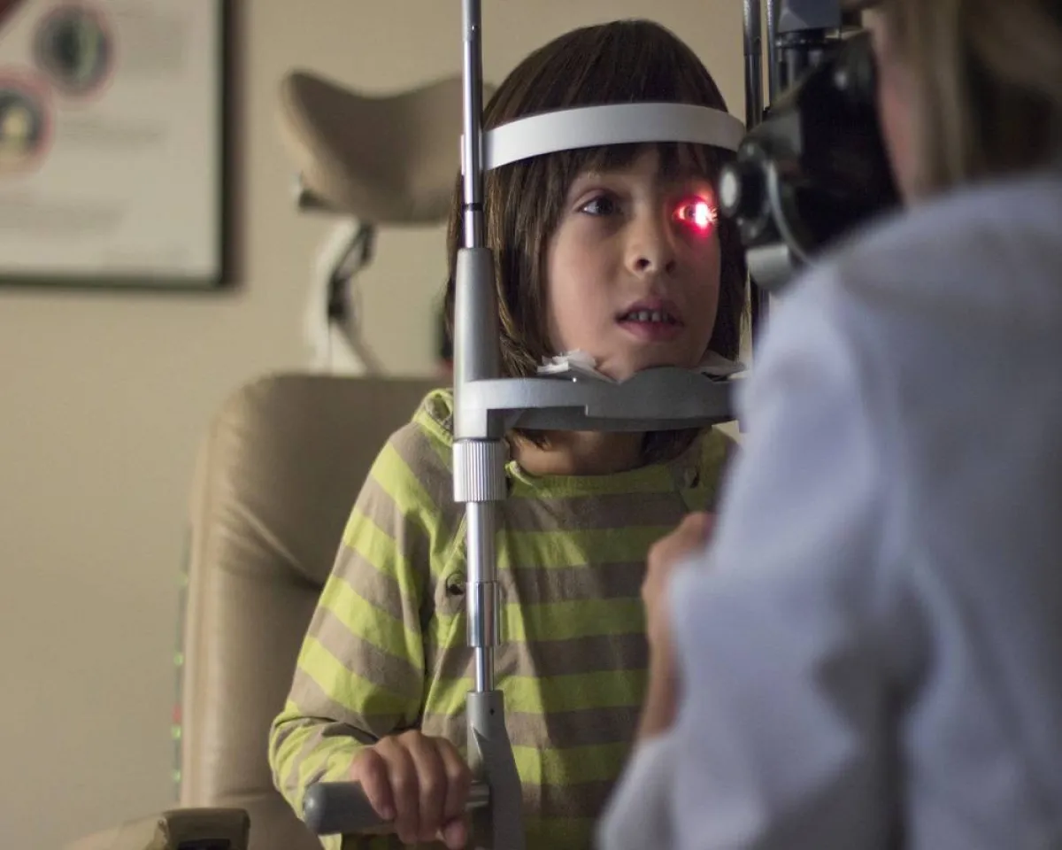 صورة لطبيب يفحص عيون الطفل