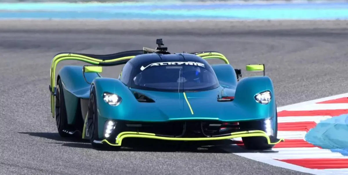 أستون مارتن فالكيري علي حلبة البحرين فورمولا1 