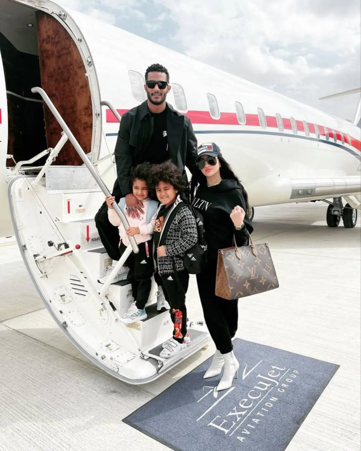 محمد رمضان وابنيه وزوجته - الصورة من حسابه على انستغرام