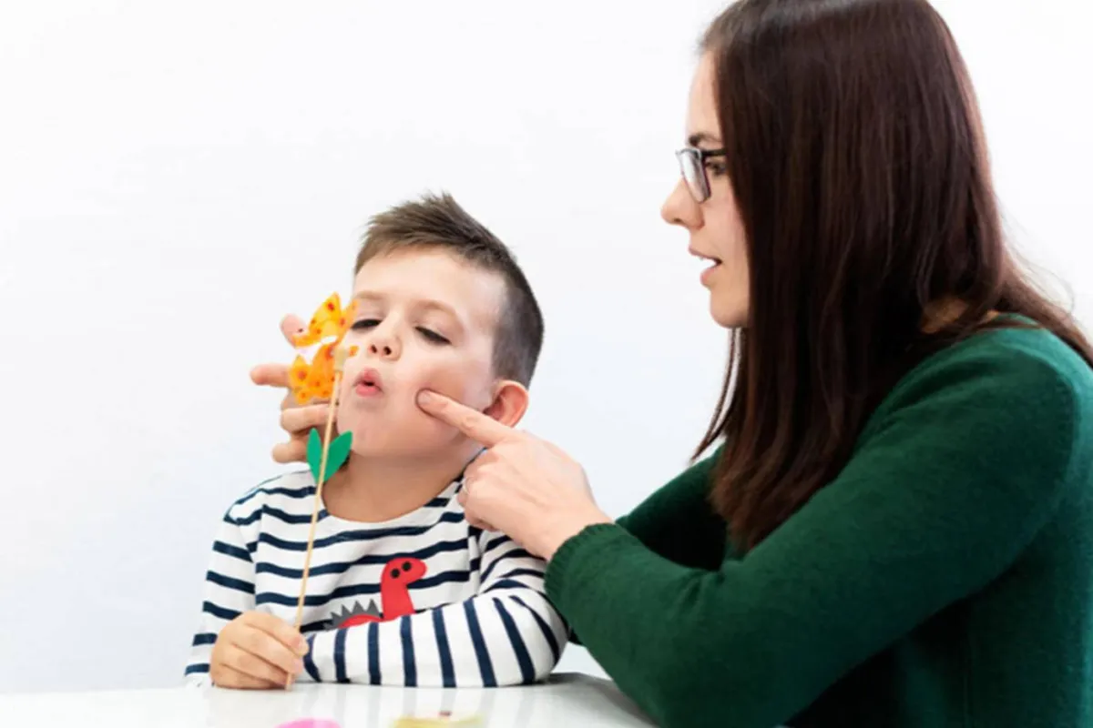 صورة لطفل وأمه