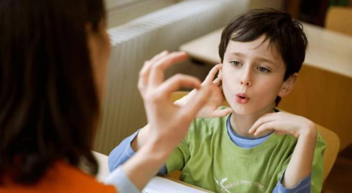 صورة لطفل ومدربته