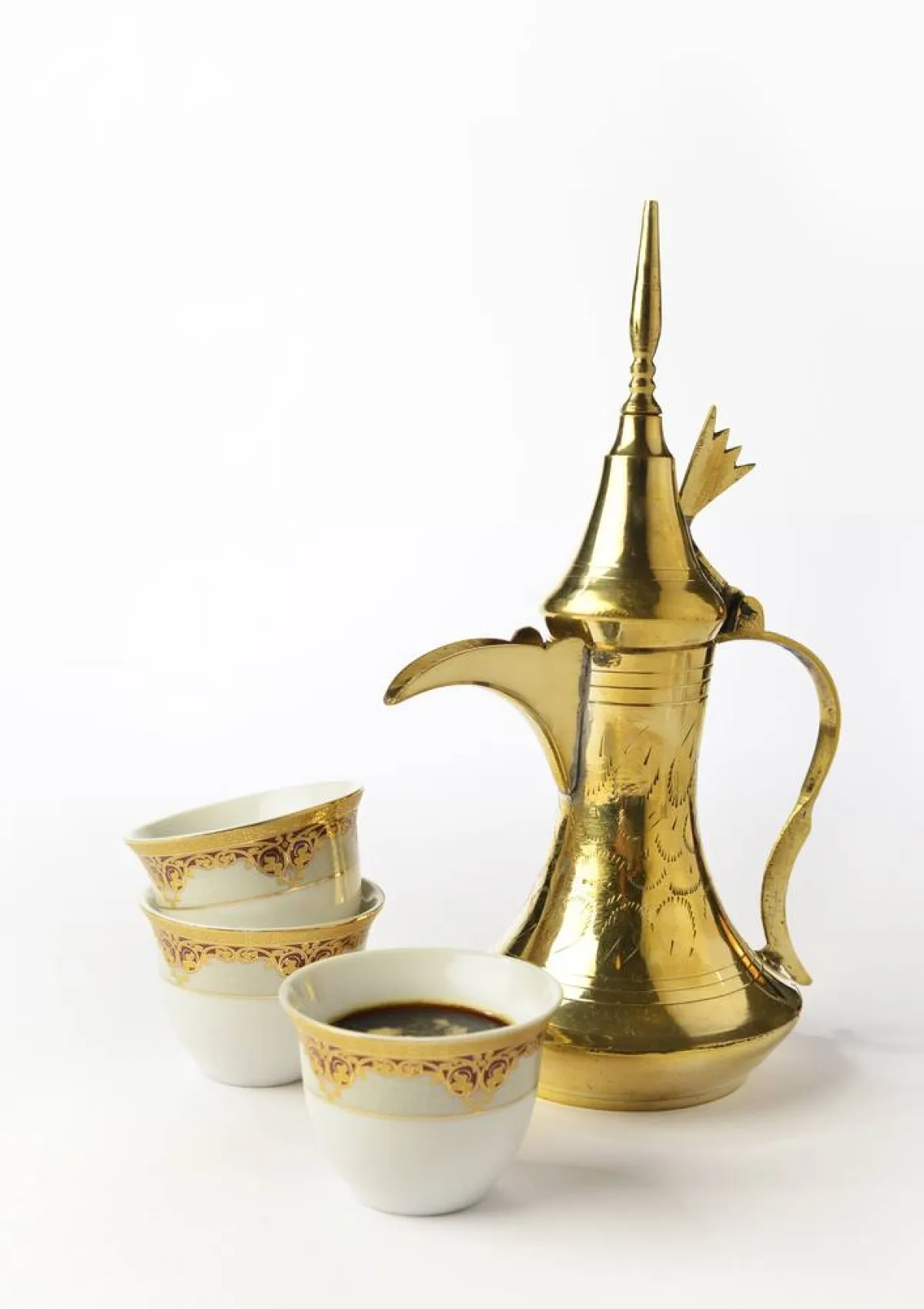 دلّة القهوة النحاس التقليديّة، مع الفناجين