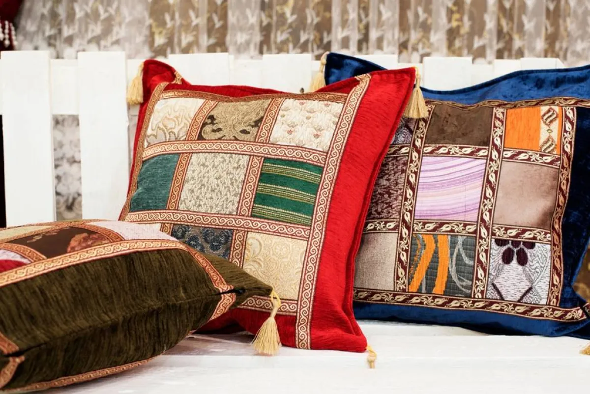 وسائد عربيّة، ملوّنة بألوان رمضان