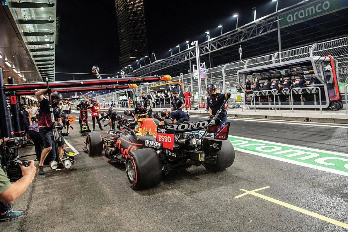 انطلاق سباق الفورمولا1 على حلبة كورنيش جدة - الصورة من واس