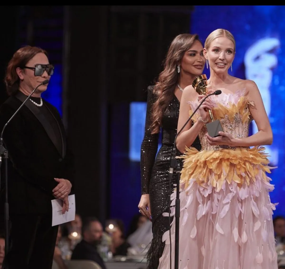 ليوني هان تتلقى جائزتها 