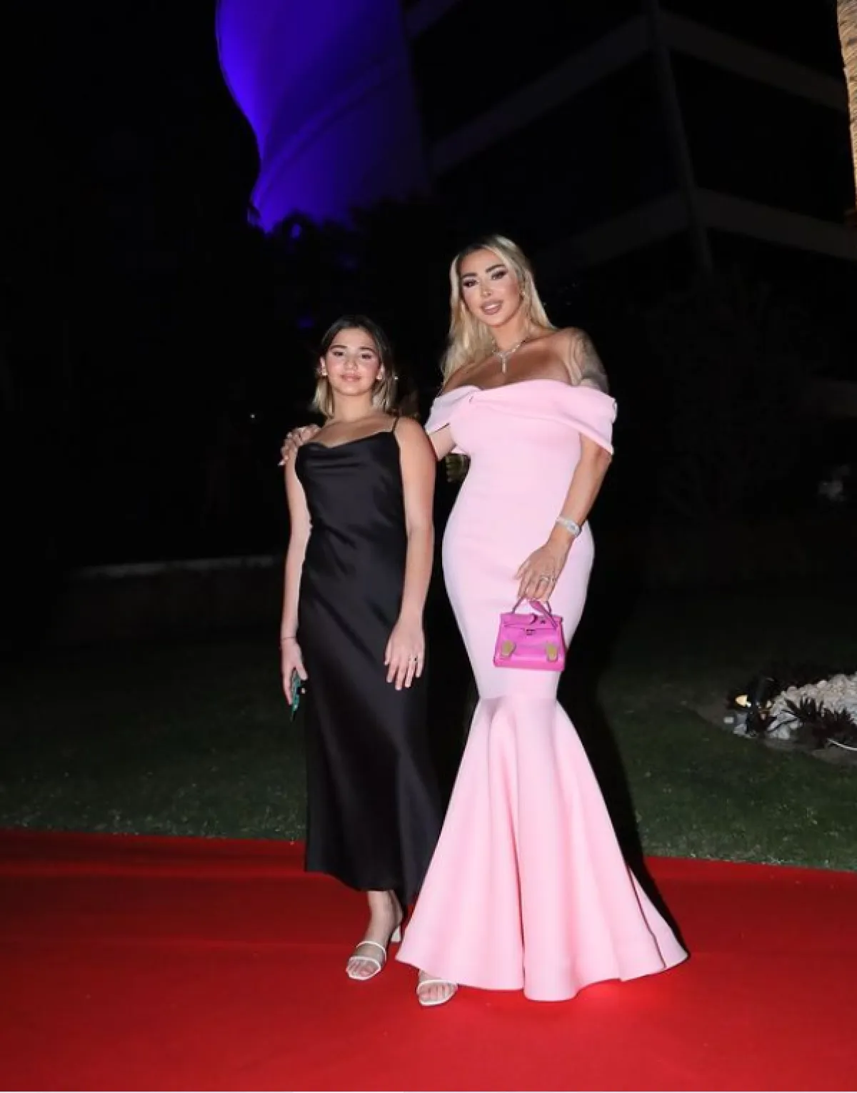 جويل مردينيان ترتدي فستاناً زهرياً