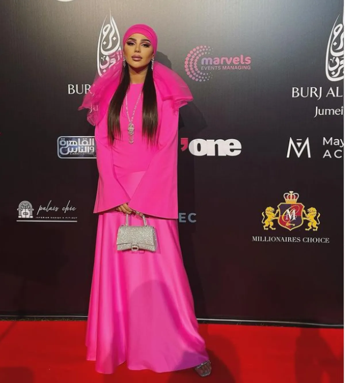 الفنانة ميرنا ترتدي فستاناً زهرياً 