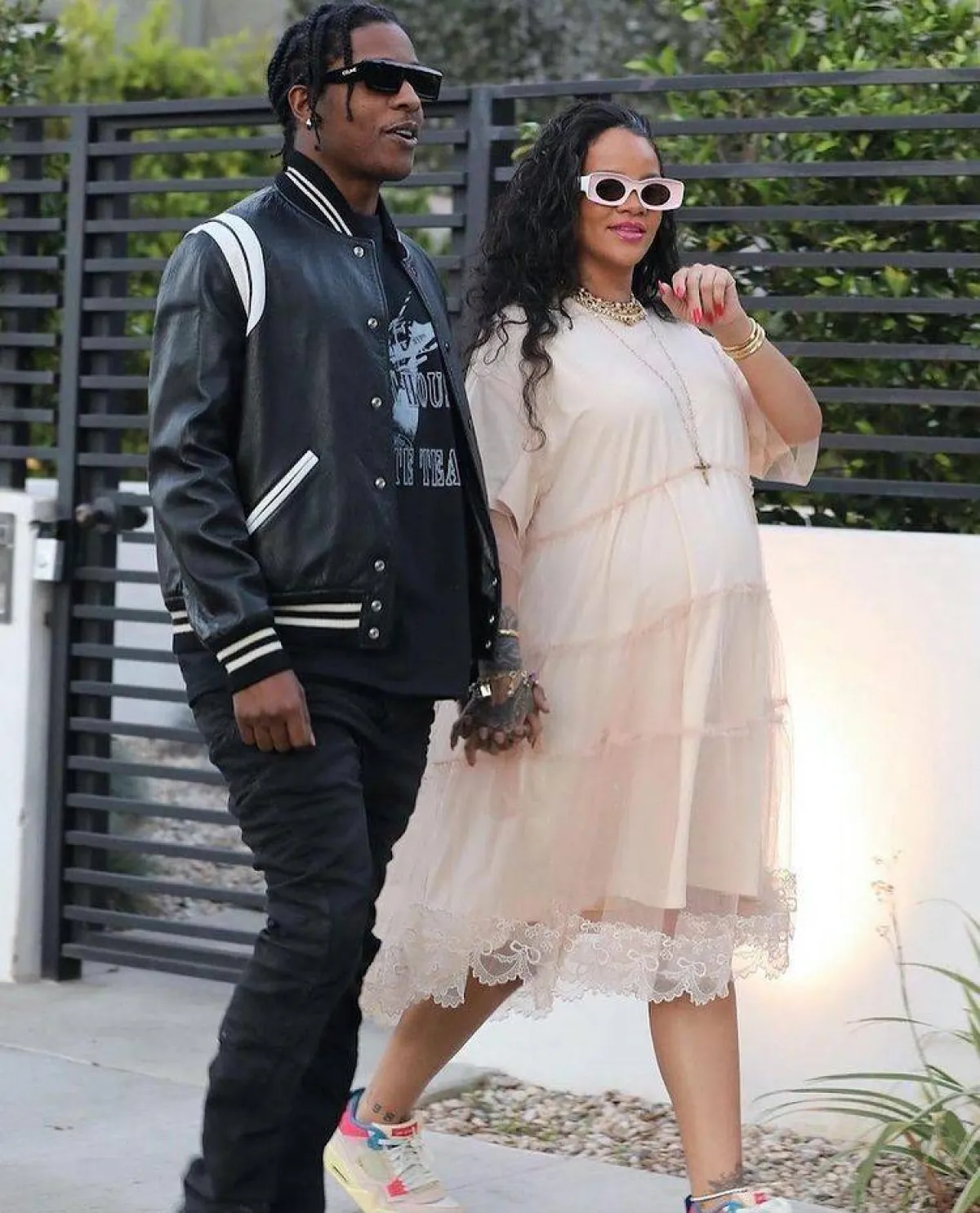 ريانا بسوار ذهب مرصع بأحجار كريمة- الصورة من حساب مجوهرات  Annoushka  على انستغرام