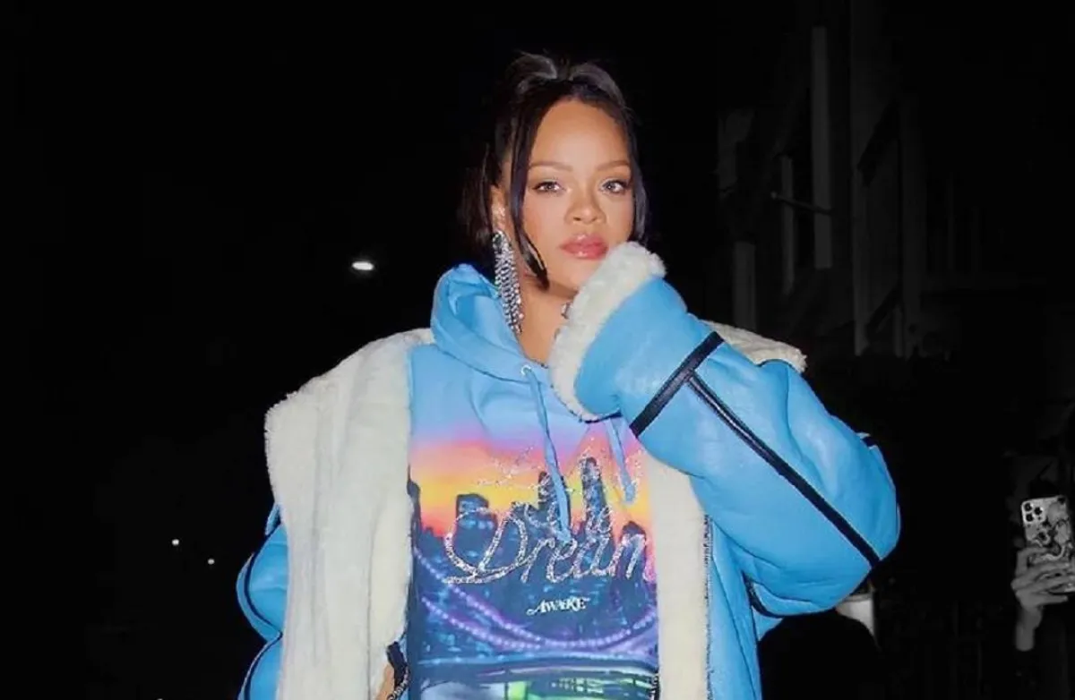 ريانا Rihanna بسوار مشبك ذهب مع 10 حليّ بتصاميم عصريّة-الصورة من حساب النجمة على انستغرام
