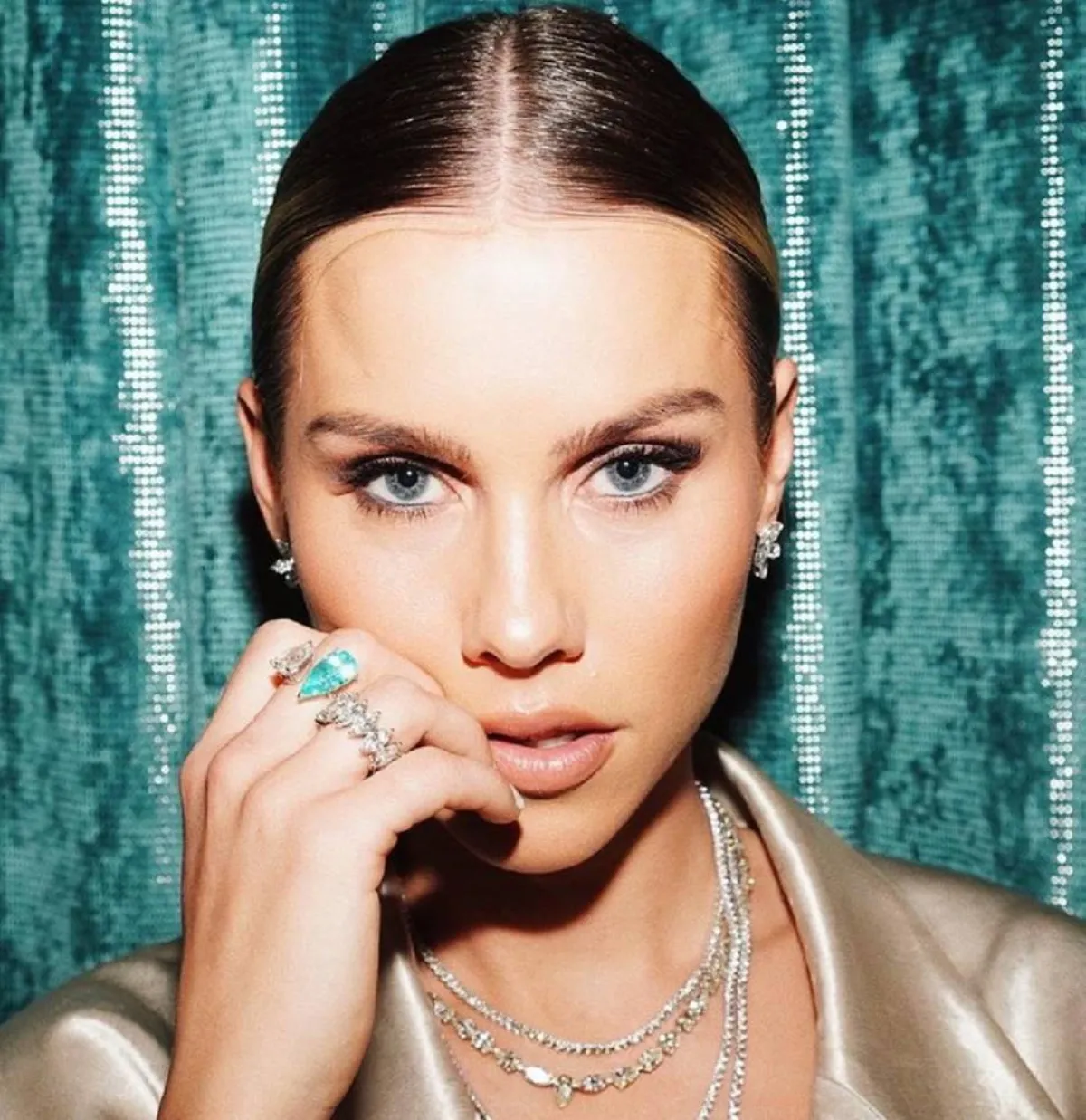 مجوهرات ألماس فاخرة-الصورة من حساب النجمة Claire Holt على انستغرام