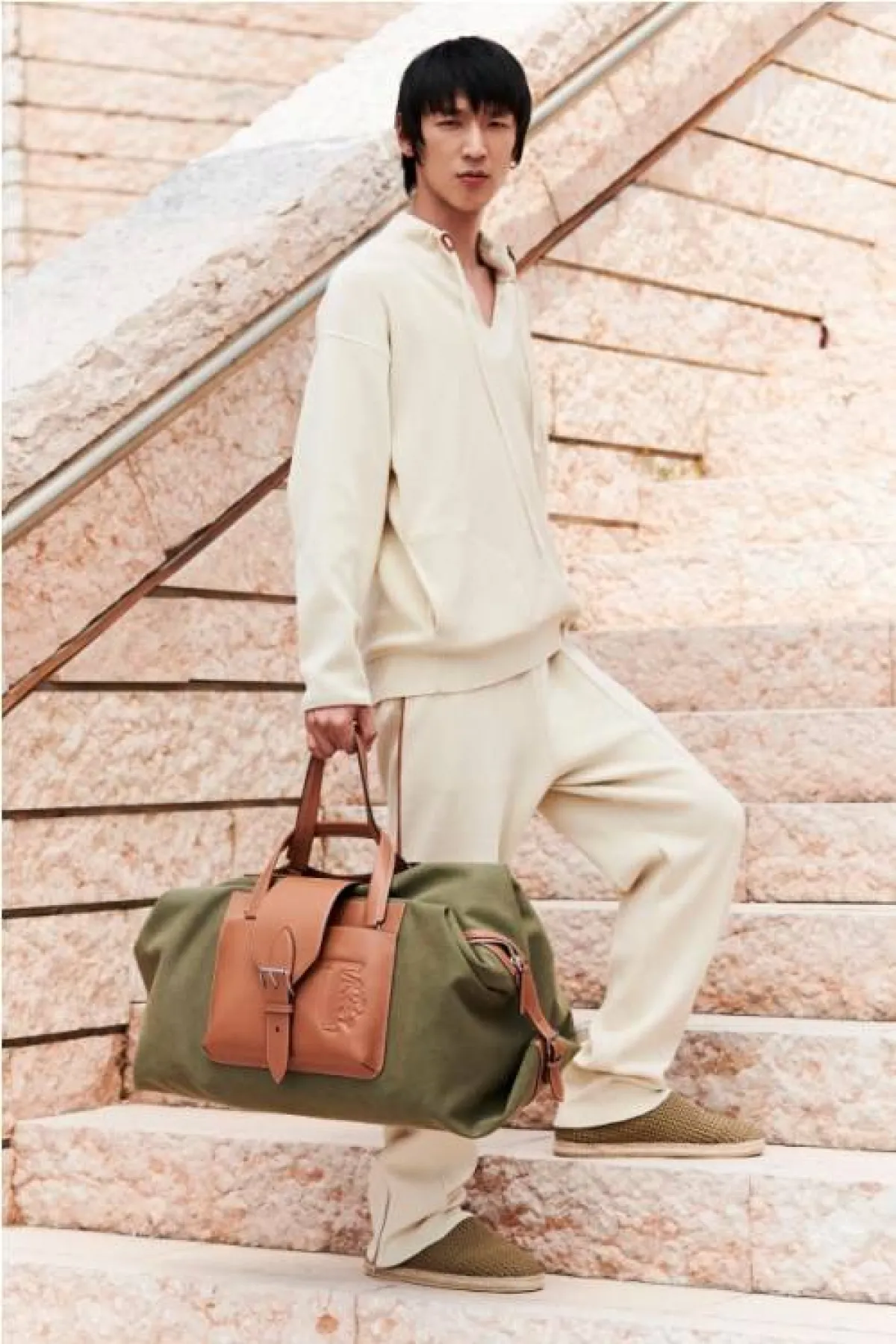 إطلالة بلون النيود البيج من تودز Tods