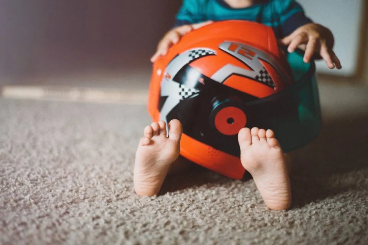 صورة لطفل يحلم بالتجوال