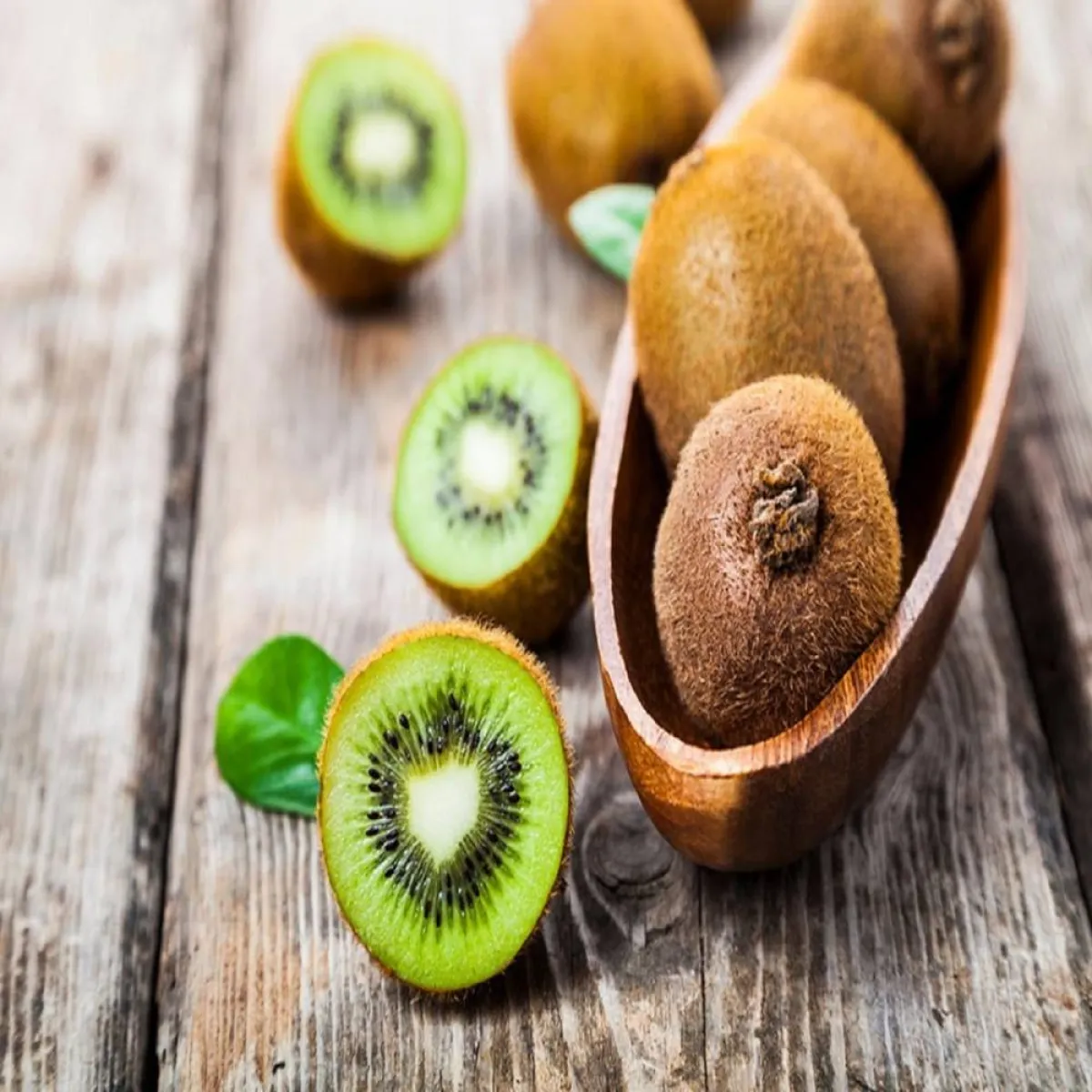 صورة لطبق حتوى على بعض ثمار الكيوي