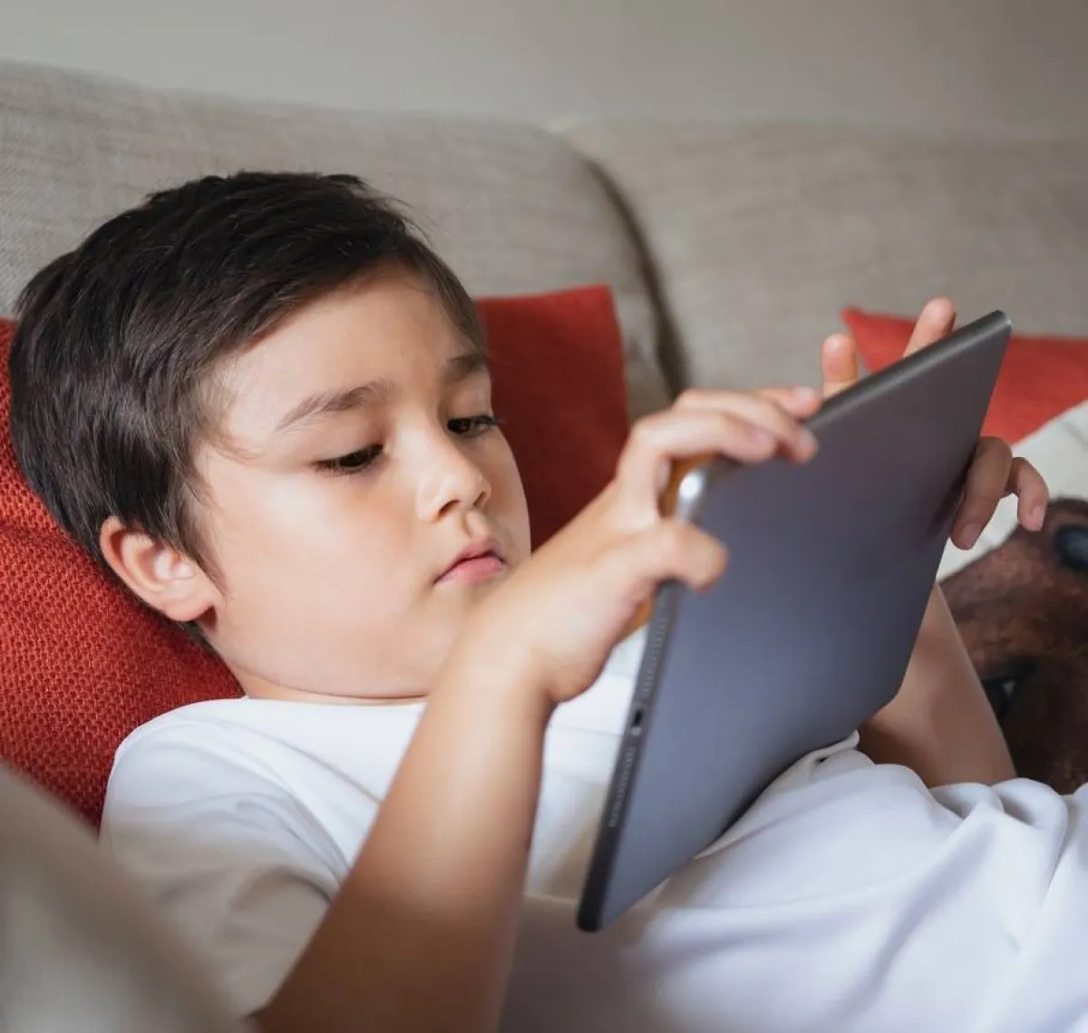 صورة طفل يتابع الإنترنت من دون رقابة