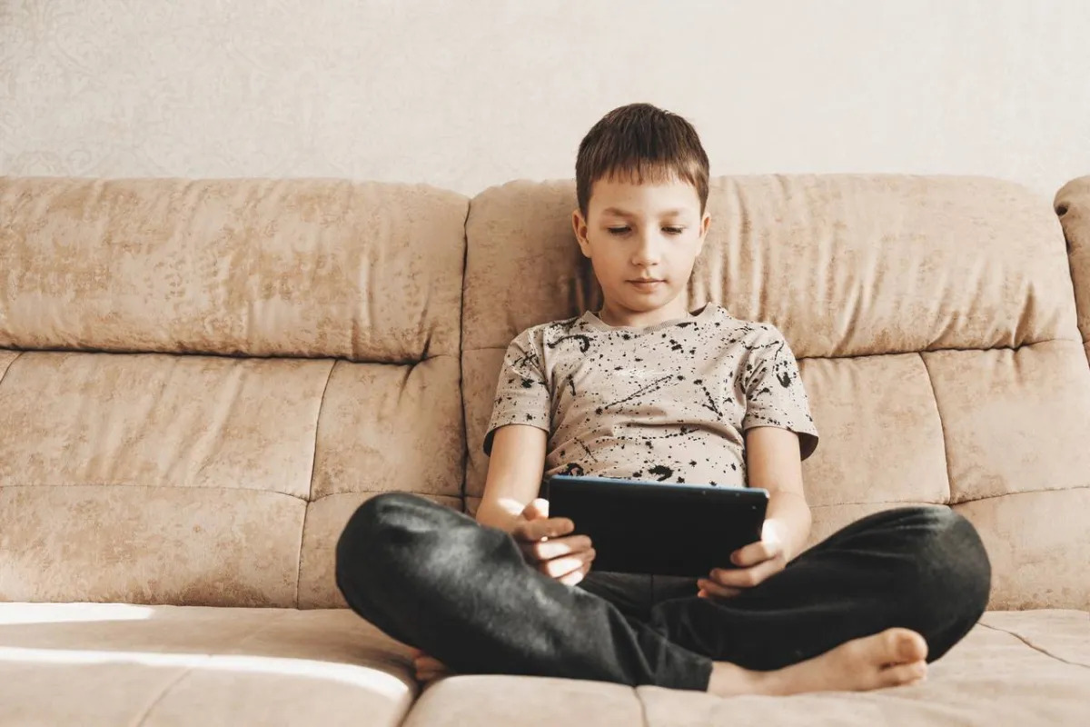 صورة طفل  يواكب التكنولوجيا