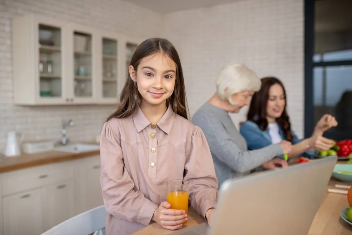 طفلة تستخدم الإنترنت إلى جانب أهلها