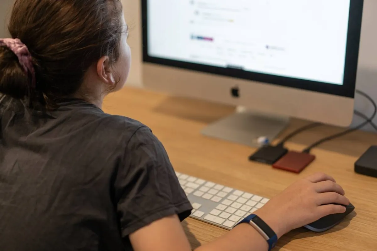 صورة طفلة تتابع الإنترنت