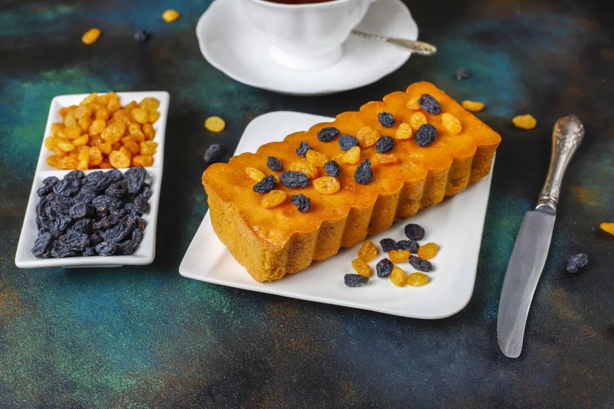 صورة كيك بالزبيب