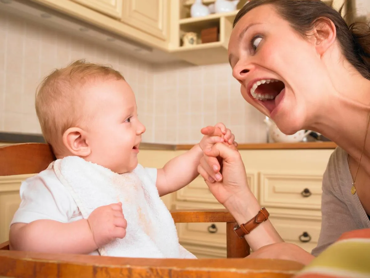 صورة أم تلعب مع مولودها