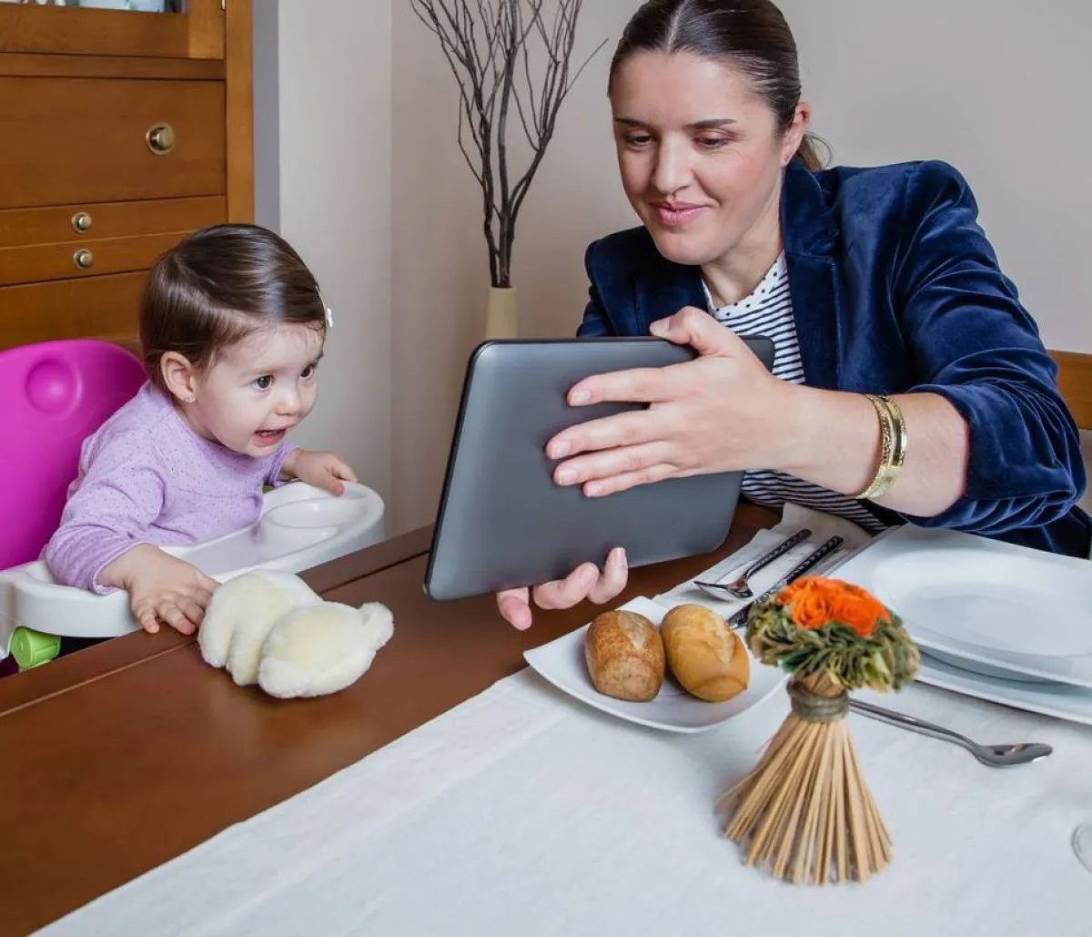 صورة أم تعلم طفلها