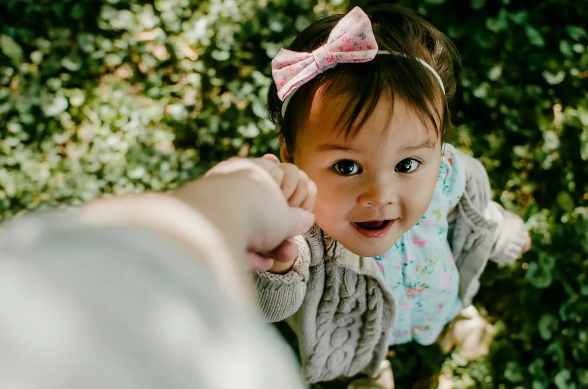 صورة أم تلعب مع مولودها