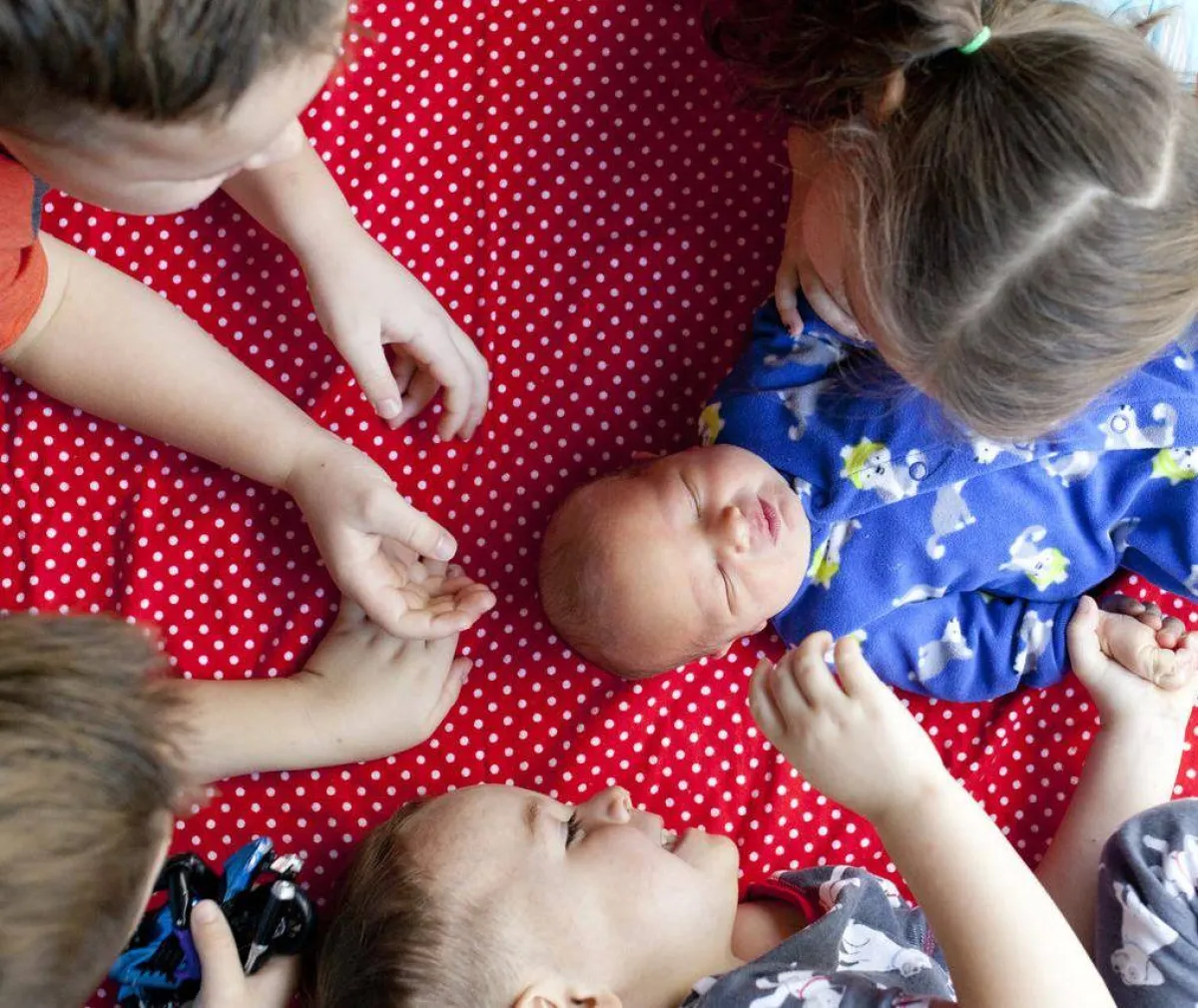 صورة لإخوة مع الأخ الأصغر