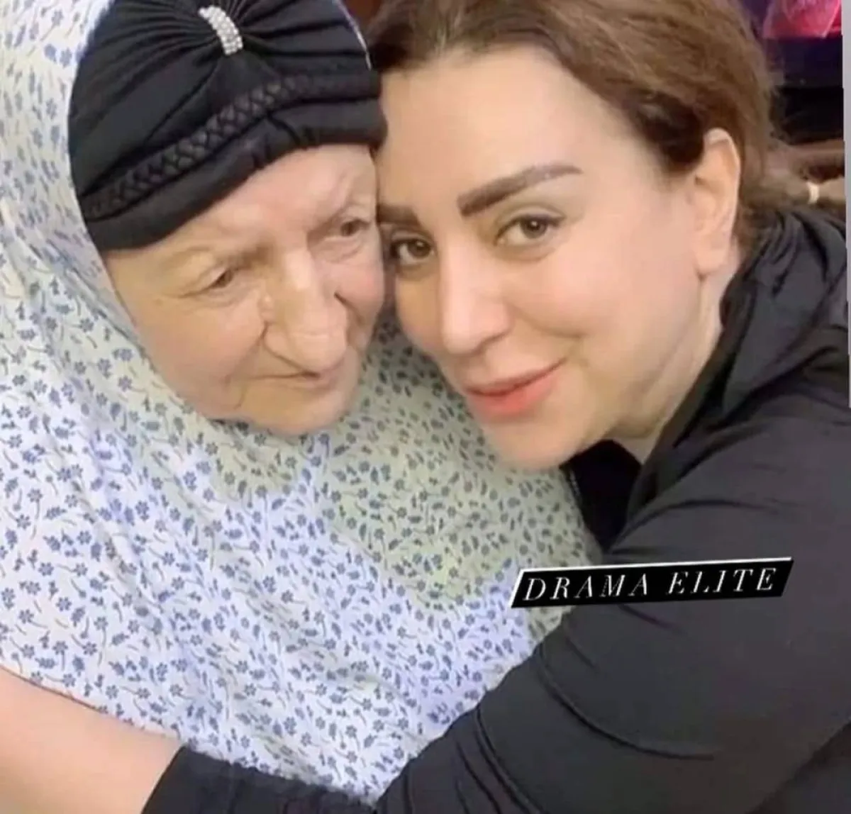 شكران مرتجى ووالدتها الراحلة - الصورة من صفحتها الرسمية على الفيس بوك