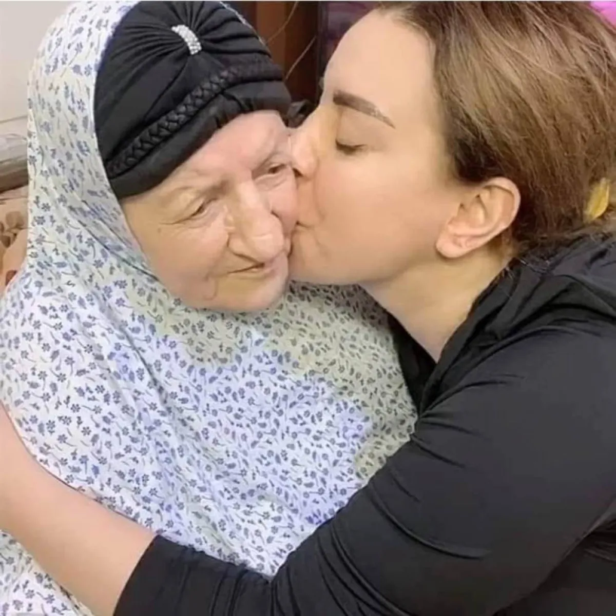 شكران مرتجى ووالدتها الراحلة - الصورة من صفحتها الرسمية على الفيس بوك