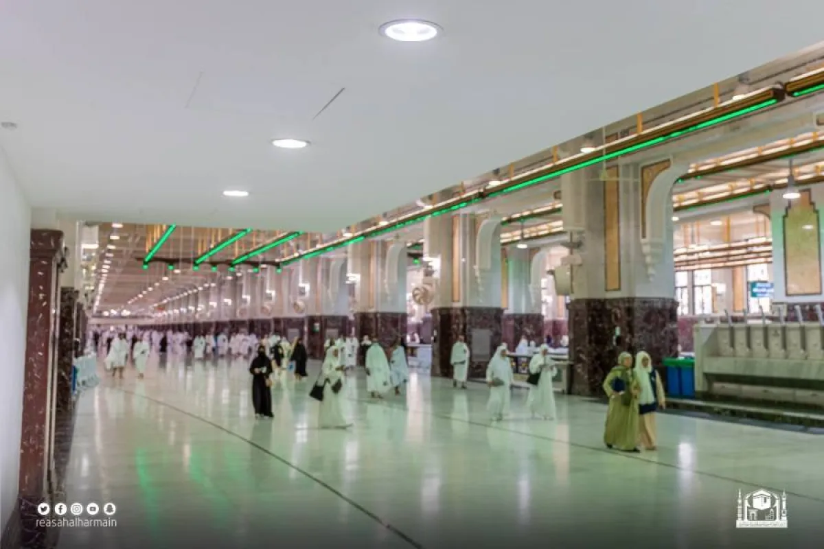 ربط (80٪) من وحدات الإنارة بالمسعى بنظام الطاقة اللامنقطعة UPS لضمان عدم انقطاع التيار الكهربائي