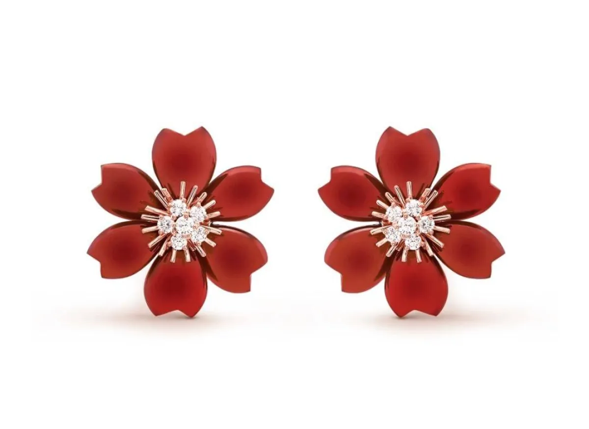 أقراط Rose de Noël من فان كليف آند أربلز Van cleef&Arpels  