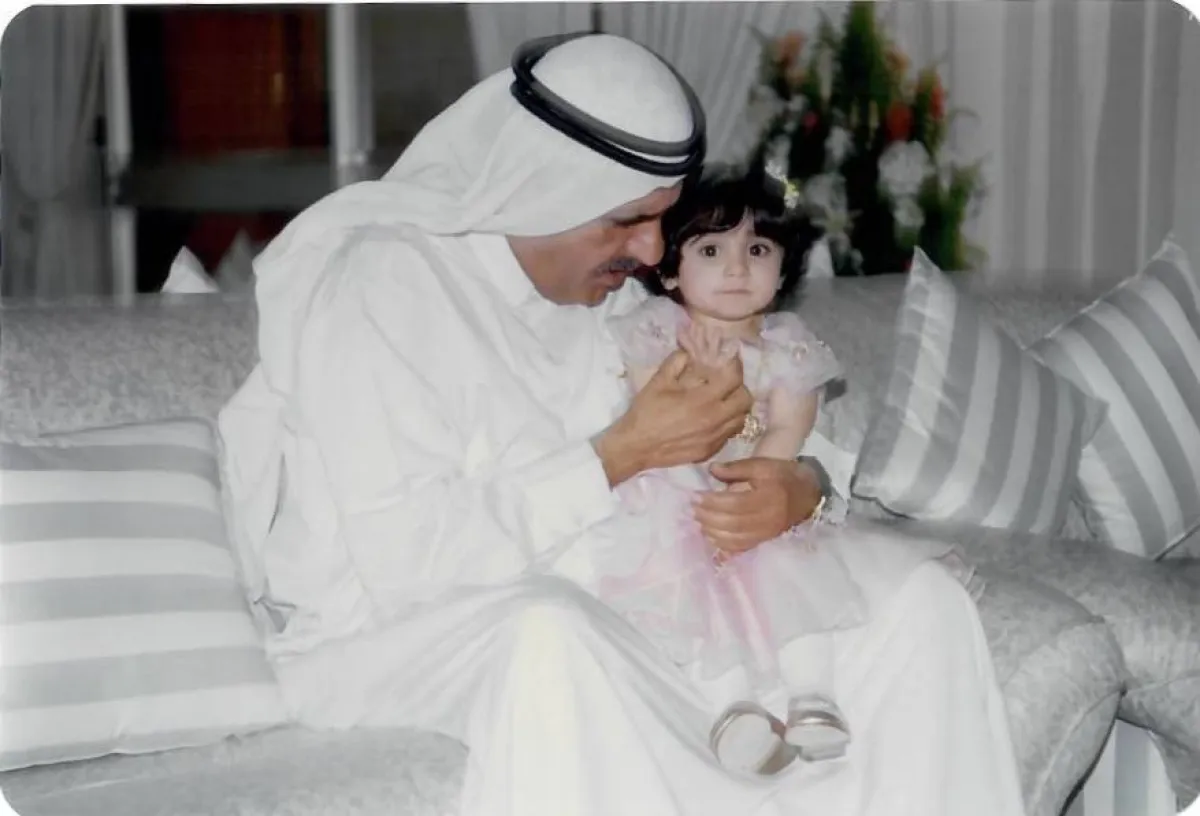 صورة للشيخ حمدان والشيخة لطيفة في طفولتها