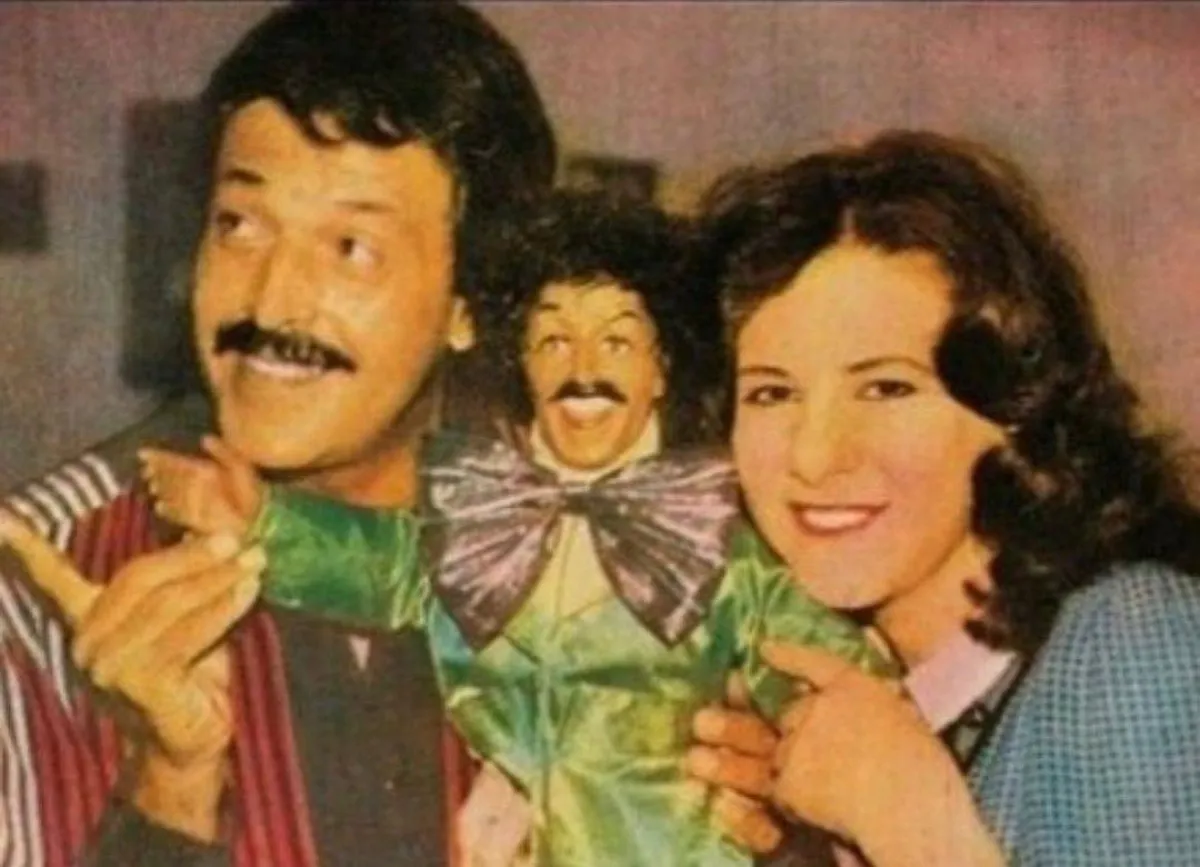 الراحل سمير غانم رفقة زوجتها الراحلة دلال عبد العزيز وشخصية فطوطة - الصورة من حساب ابنته دنيا سمير غانم