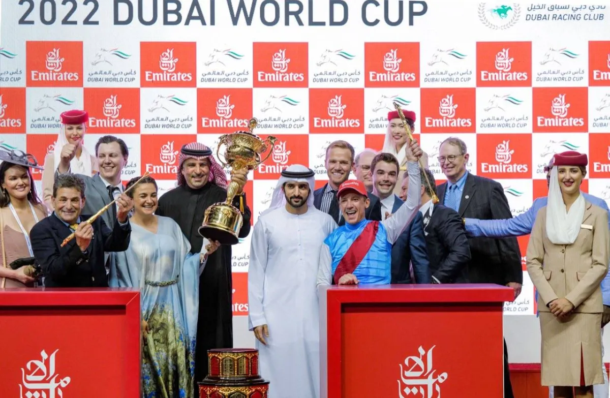 الشيخ حمدان بن محمد يتوج السعودي عمرو زيدان بكأس دبي العالمي 2022 - الصورة من حساب المكتب الإعلامي لحكومة دبي على تويتر