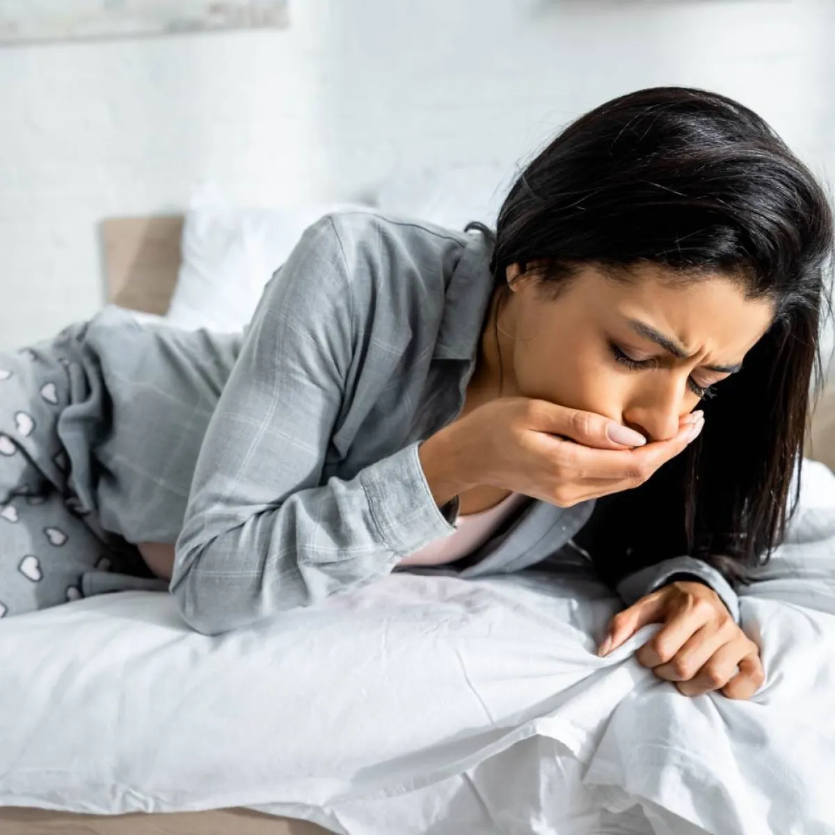 صورة لحامل تتقيأ