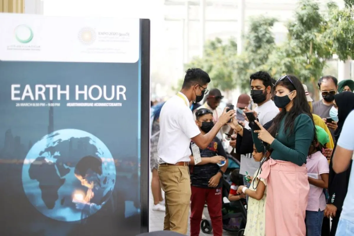 مشاركة سكان دبي في ساعة الأرض. الصورة من "وام"