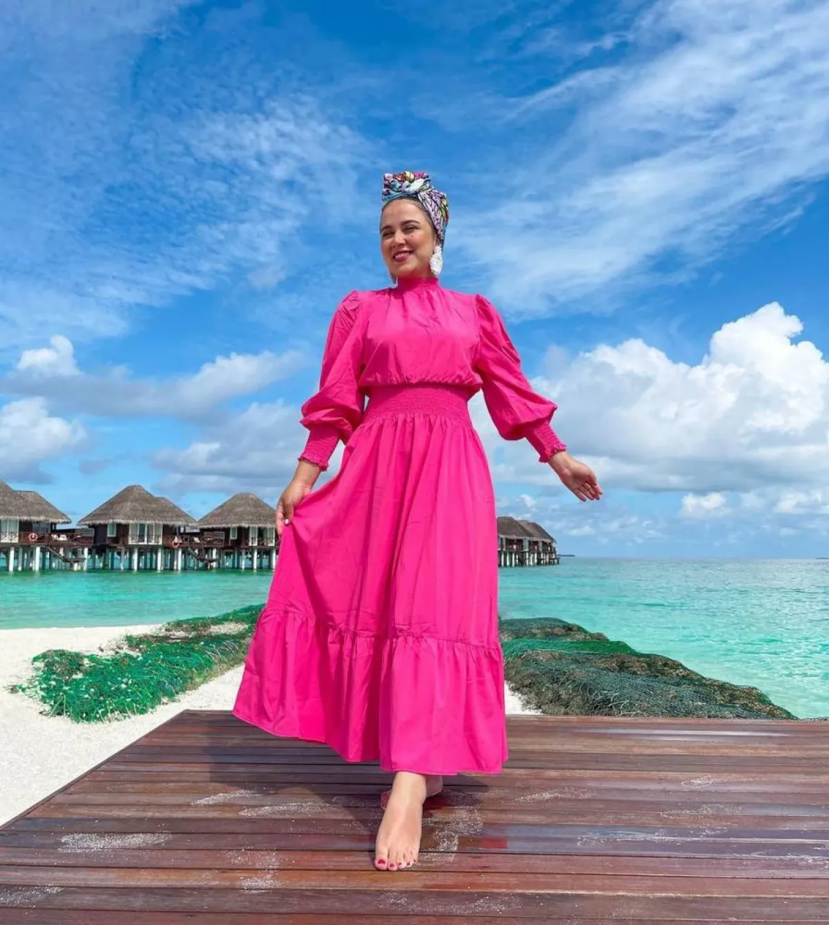 فاطمة نصر بفستان كلوش طويل باللون الوردي الداكن وتوربان متعدد الألوان