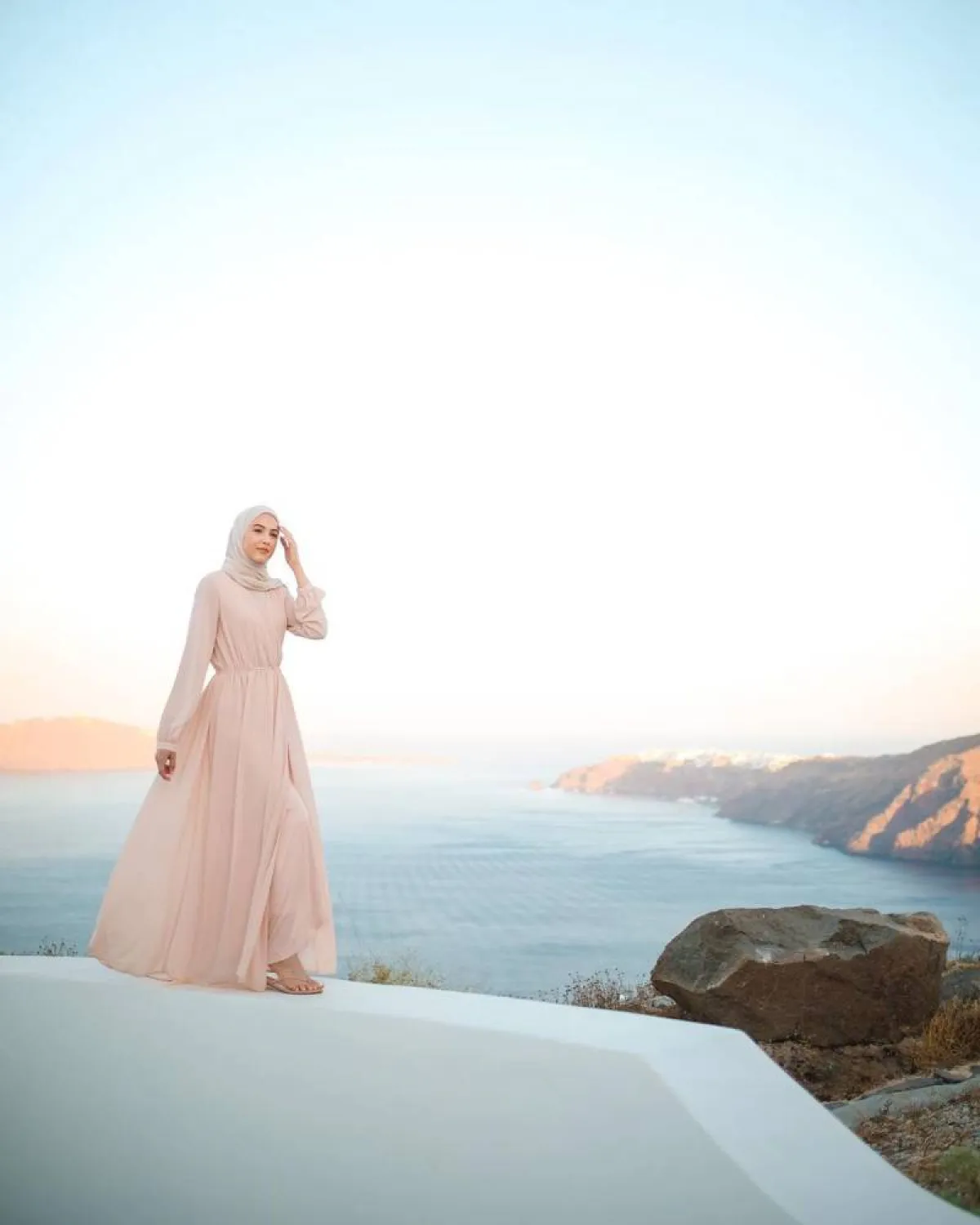 لينا صنوبر بفستان كلوش باللون الوردي الباستيل وإيشارب أوف وايت