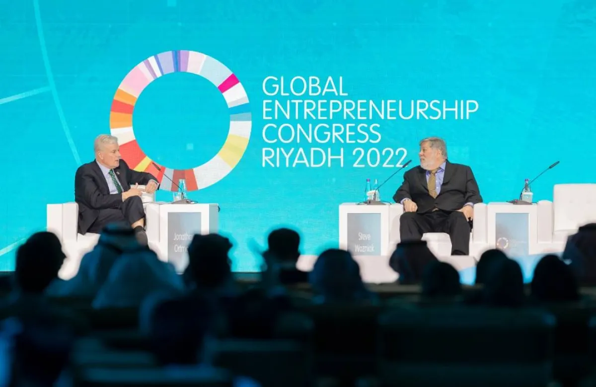 خلال الجلسة الحوارية مع المؤسس الشريك لأبل- الصورة من حساب منشآت على تويتر