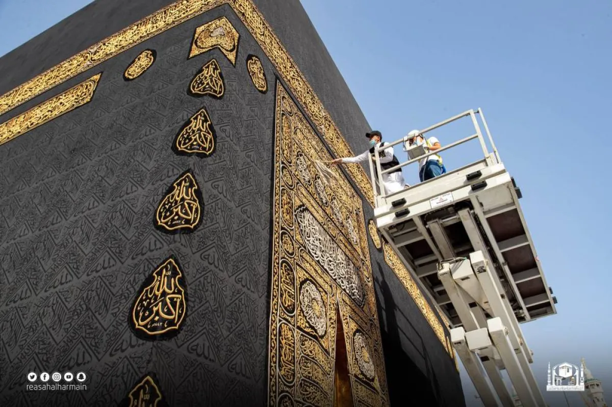 عمليات تنظيف وصيانة كسوة الكعبة المشرفة استعدادا لشهر رمضان - الصورة من حساب رئاسة شؤون الحرمين