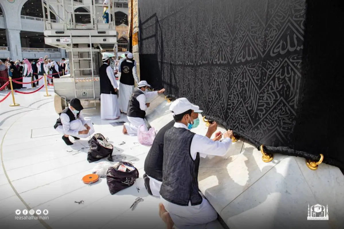 صيانة كسوة الكعبة استعدادا لشهر رمضان - الصورة من حساب رئاسة شؤون الحرمين